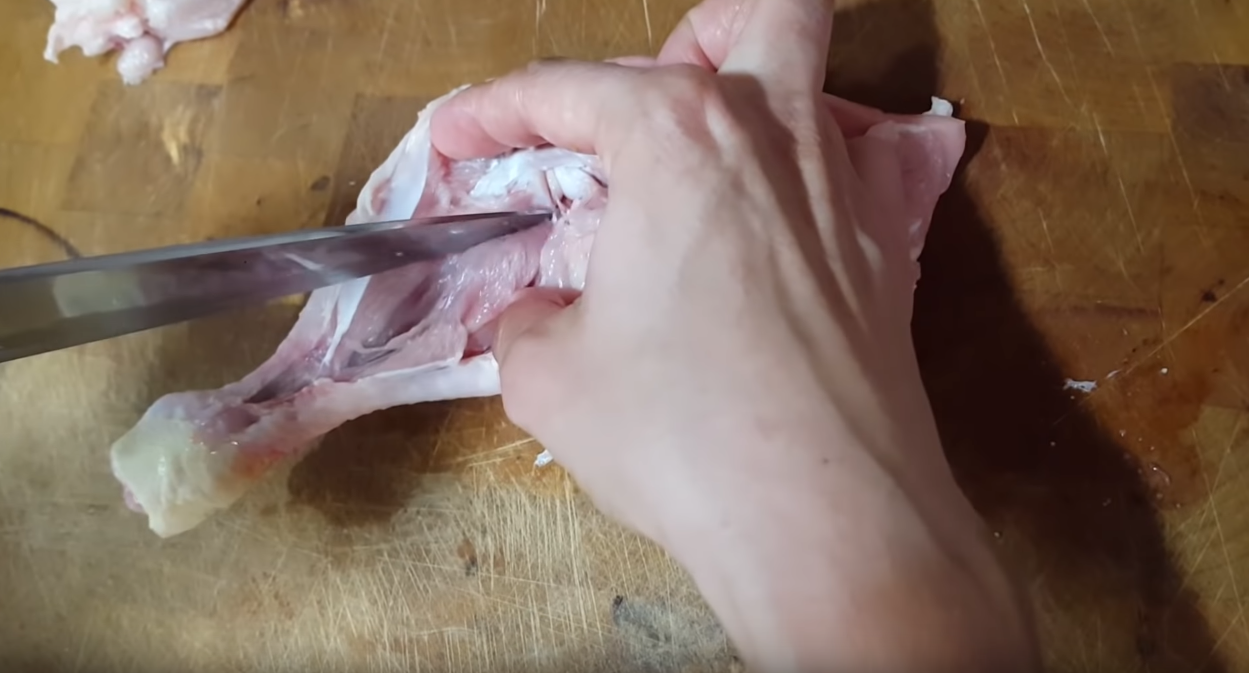 Cómo deshuesar un muslo o contramuslo de pollo